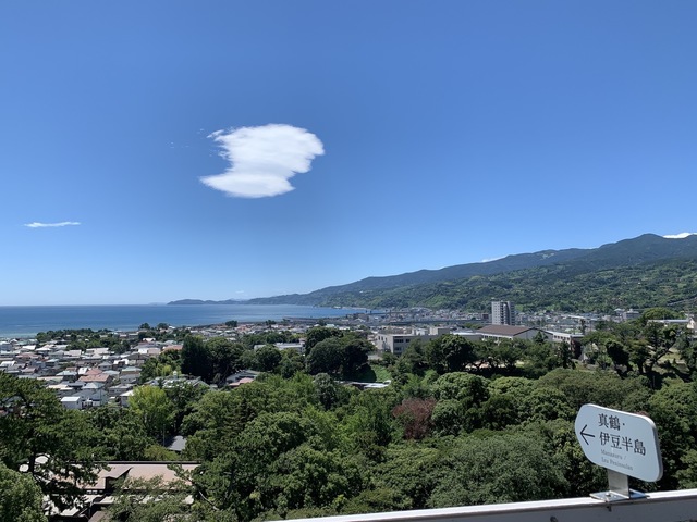 03_天守から望む真鶴,伊豆半島方向と相模湾。空にはぽっかり白い雲.JPG