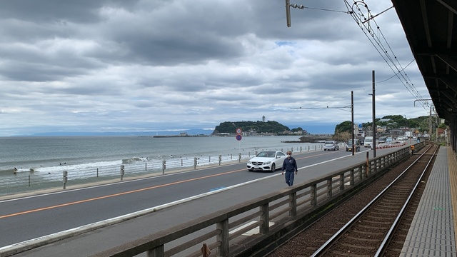 04-途中、鎌倉高校前のホームから海を眺め.JPG
